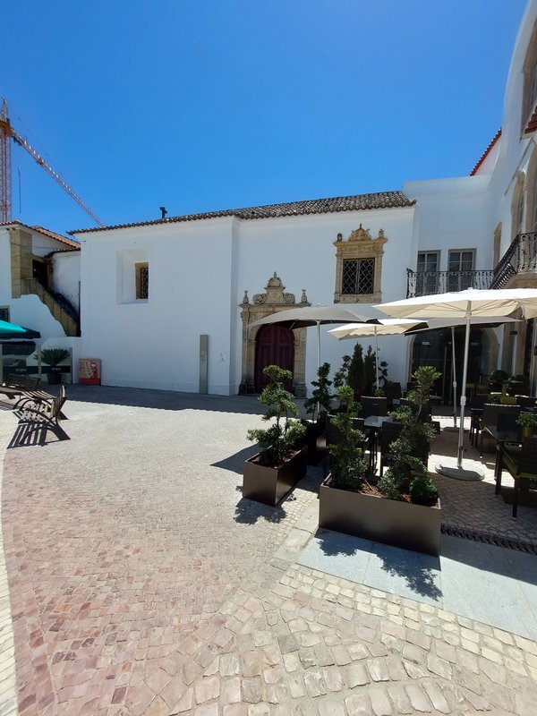 Acesso lateral à Capela de Santa Iria no respetivo convento do mesmo nome.jpg