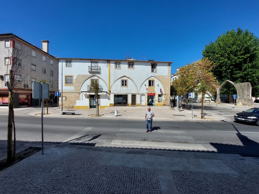 Ambos os trechos arquitetónicos dos antigos edifícios dos Estaus, arcos ogivais e arcos quebrados.jpg