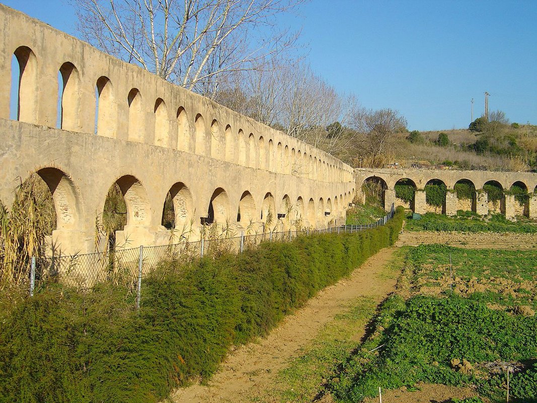 Aqueduto de Torres Vedras - Portugal (83918121).jpg