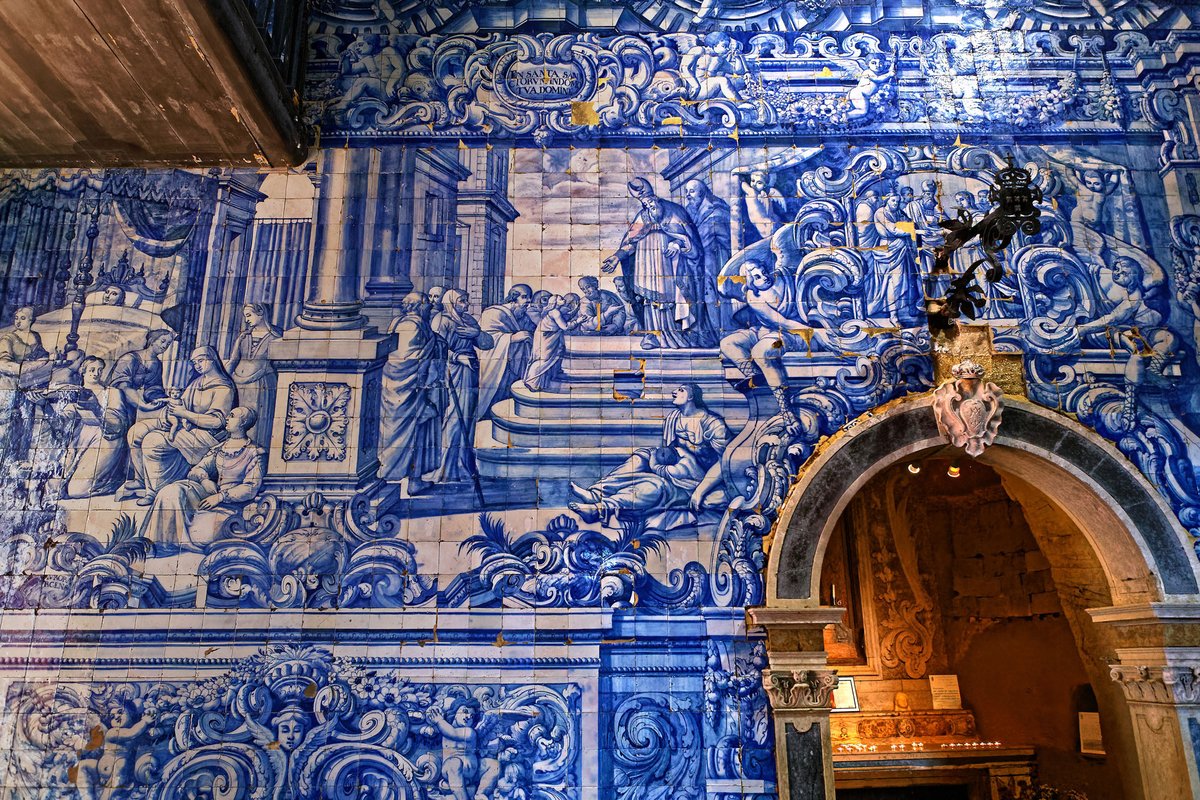 Azulejos na Igreja de Nossa Senhora dos Remédios, Peniche (36059786463).jpg