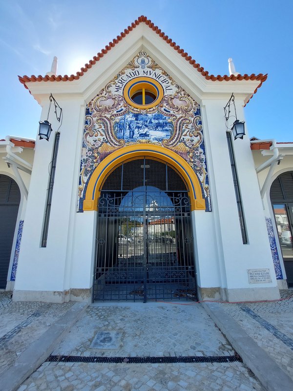 Azulejos na fachada da ala este do Mercado Municipal de Santarém.jpg