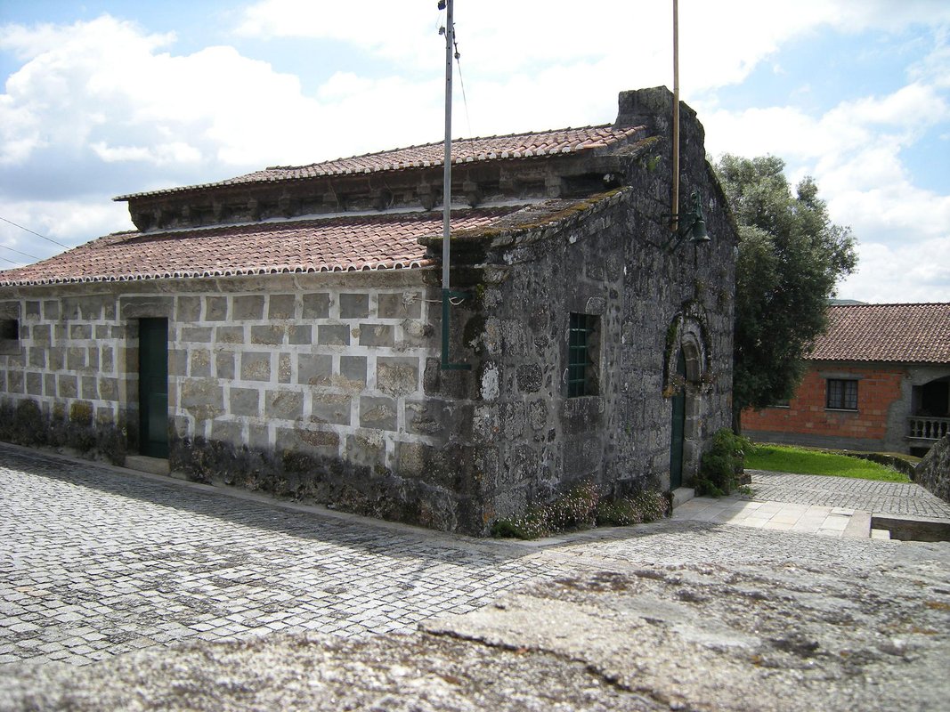 Capela de Santa Eulália de Refóios do Lima.jpg