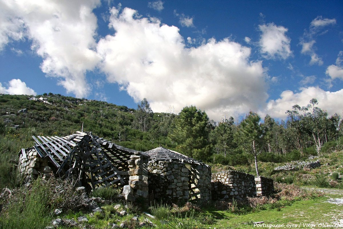 Castro da Cárcoda - Portugal (31419533473).jpg