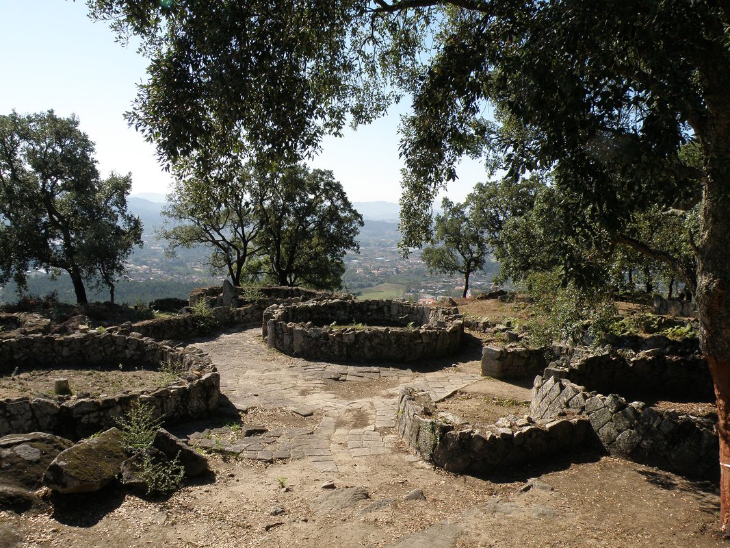 Citânia de Briteiros houses and paving.jpg