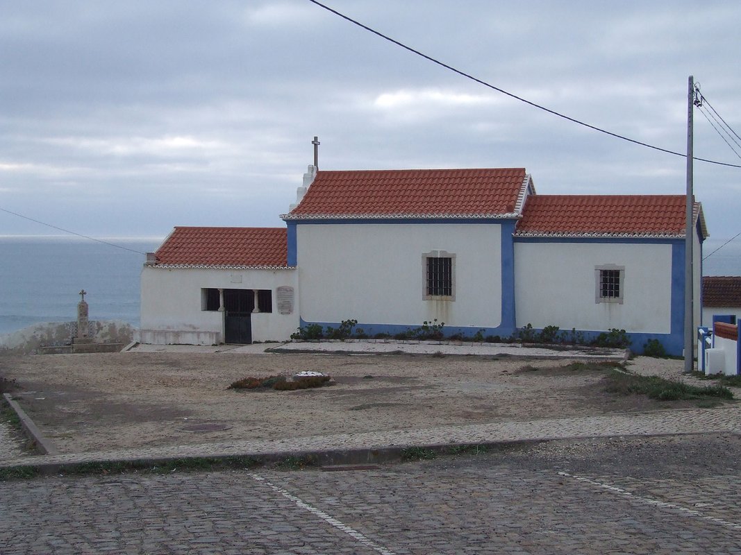 Ermida de São Julião Mafra vista com cruzeiro em fundo.jpg