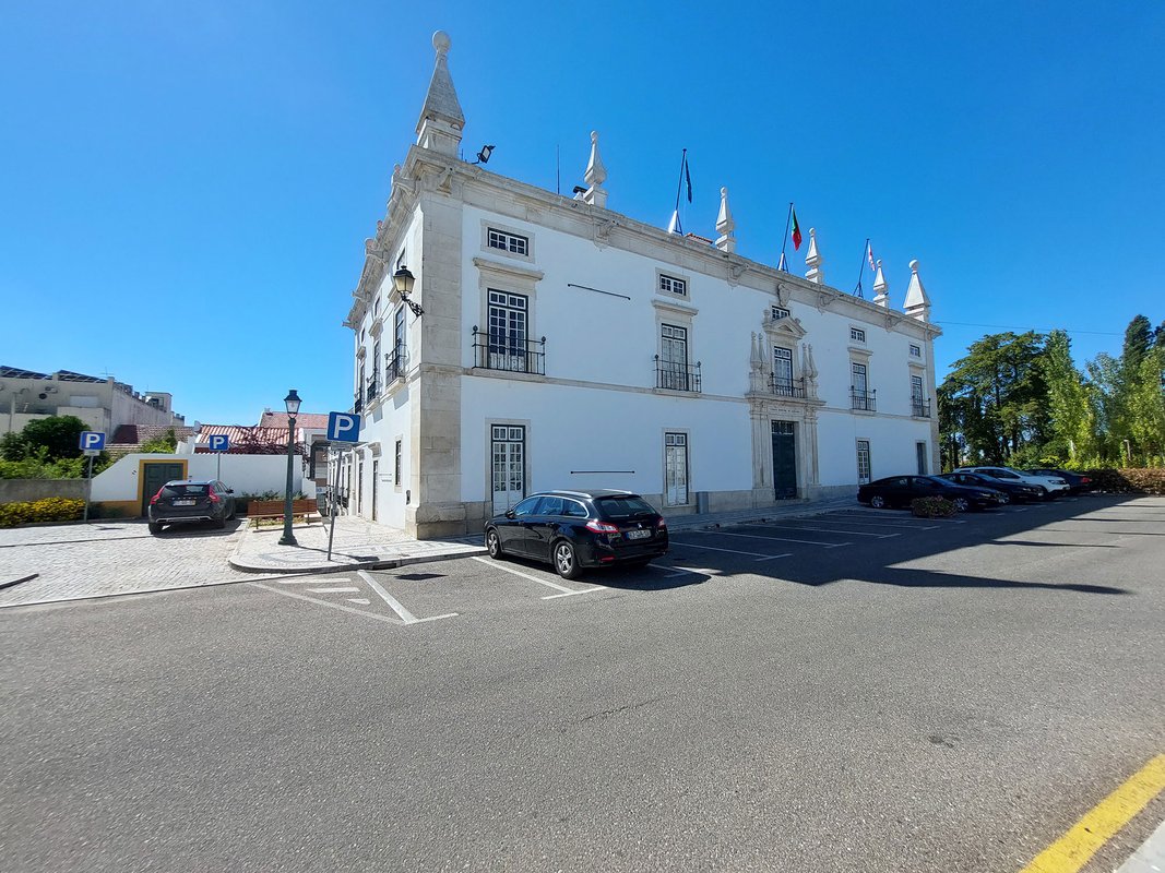 Fachada principal do Palácio de Eugénio Silva, atual Câmara Municipal de Santarém.jpg