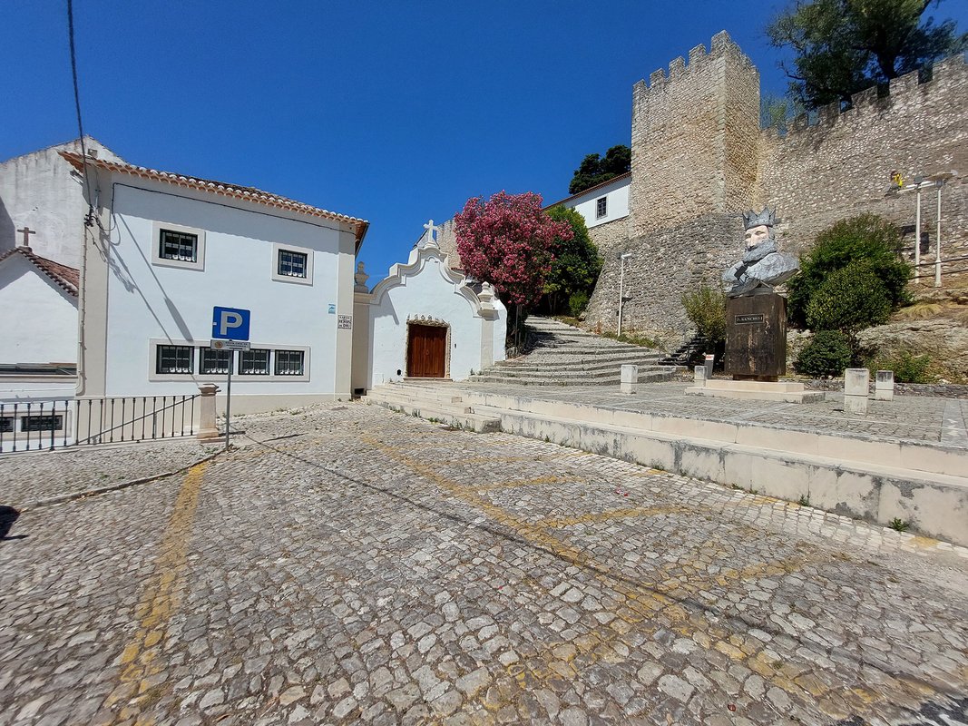 Fachadas este da Igreja da Misericórdia de Torres Novas, com Monumento a Sancho I.jpg