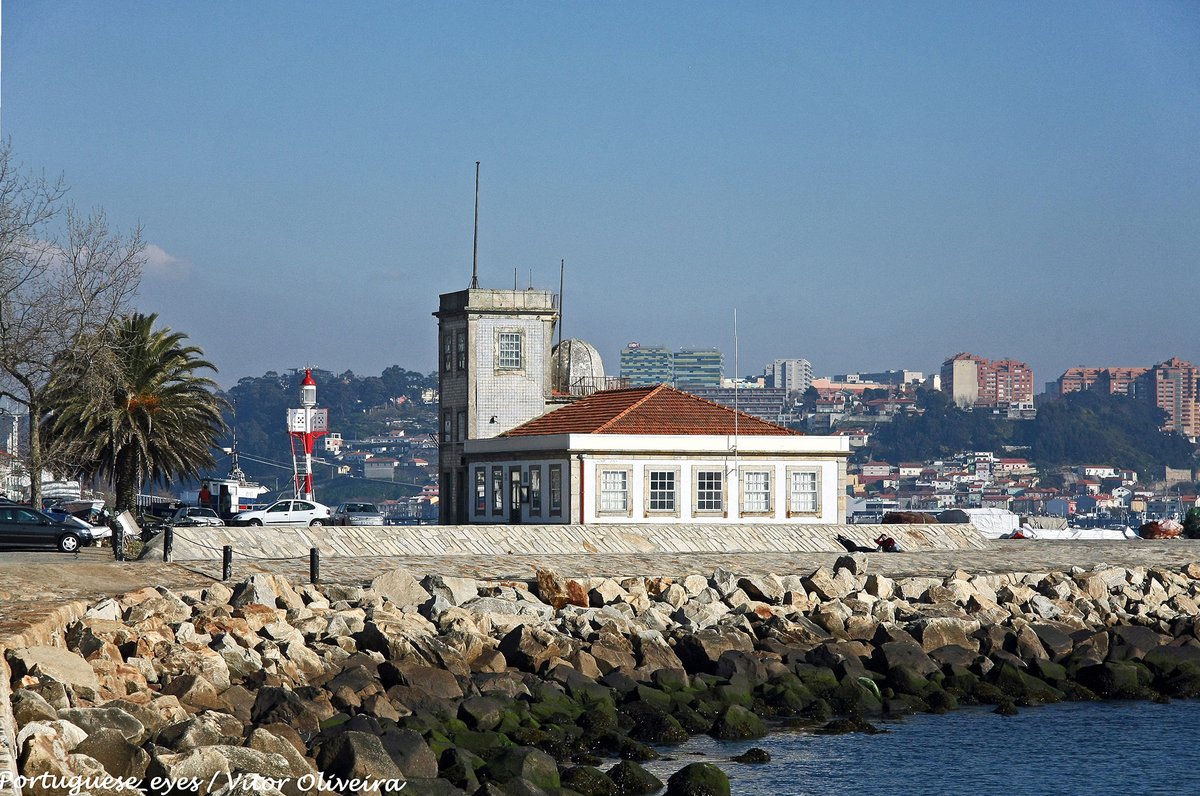 Farol de São Miguel-o-Anjo - Porto - Portugal (13855338913).jpg
