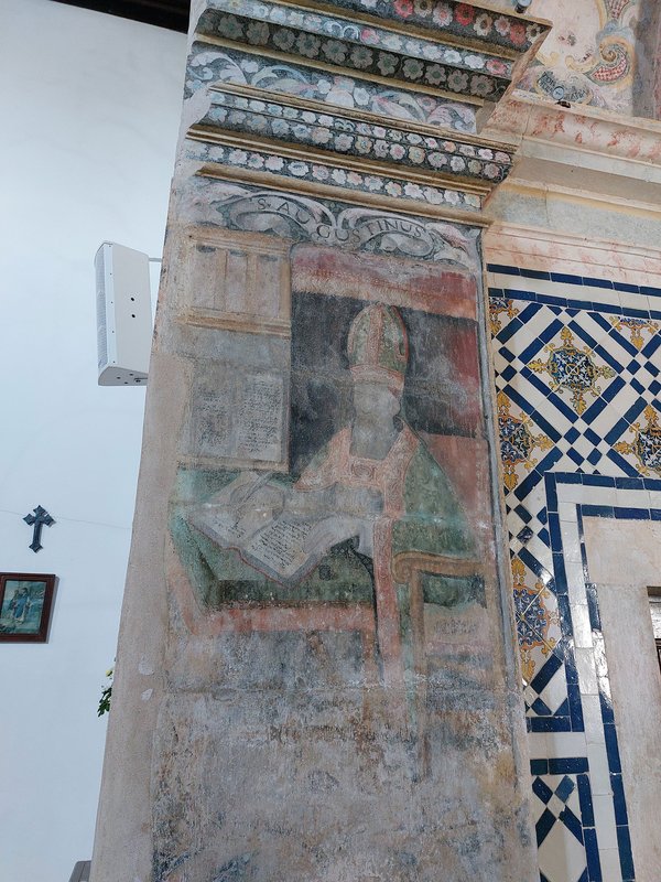 Fresco no intradorso do arco triunfal representando Santo Agostinho na Capela de Nossa Senhora da Conceição.jpg