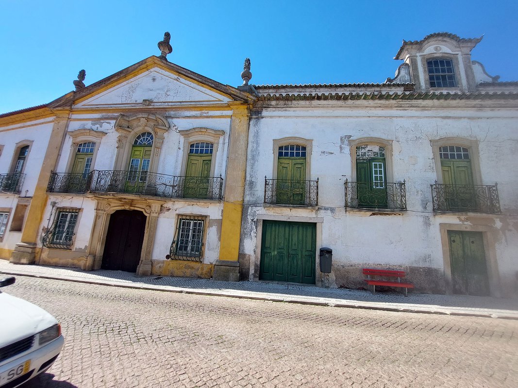 Frontão triangular e trapeira da Casa Grande do Sardoal.jpg