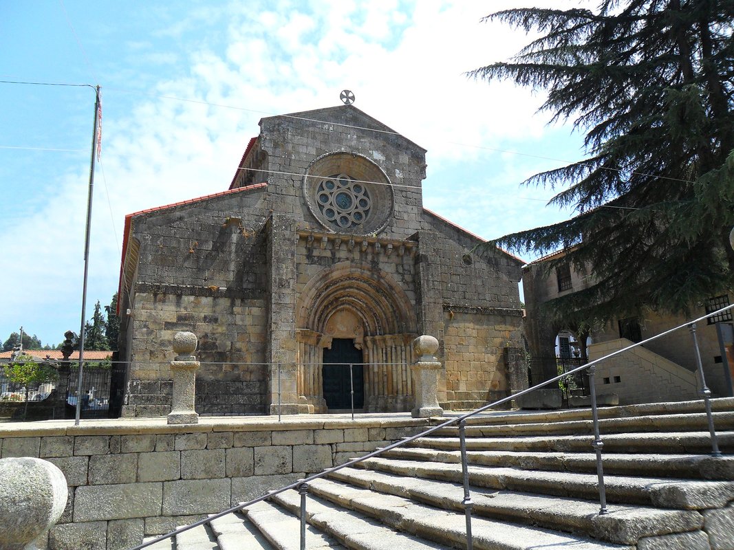 Igreja do Mosteiro de Paço de Sousa e escadaria.jpg