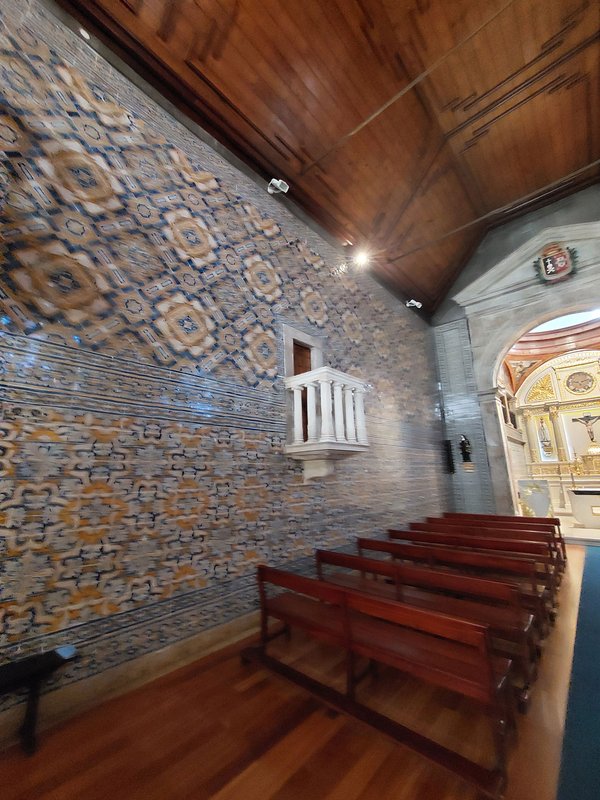 Lateral esquerda do interior da Igreja da Misericórdia de Pernes.jpg