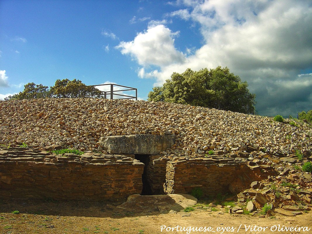 Monumentos Megalíticos de Alcalar - Portugal (9522793236).jpg