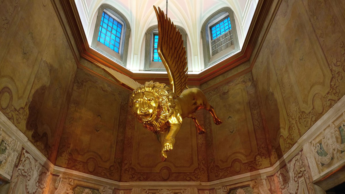 Palácio Quintela - Leão dourado (horizontal).jpg