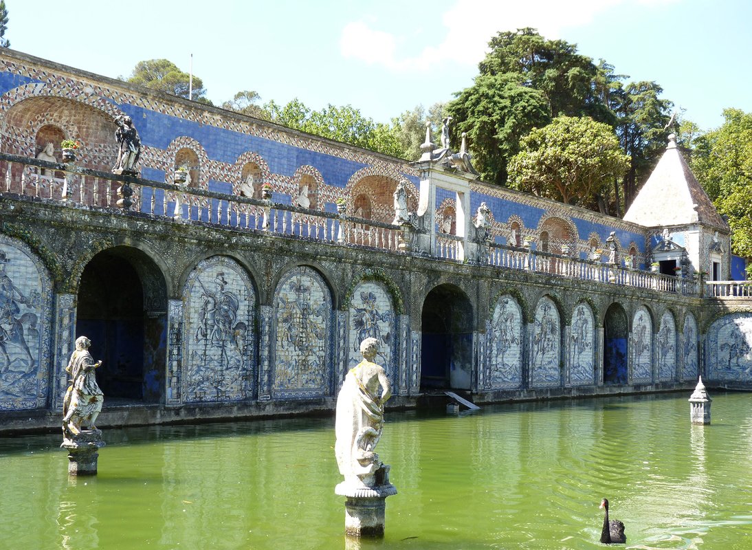 Palacio dos Marqueses de Fronteira. Vue exterieure. Bassin.jpg