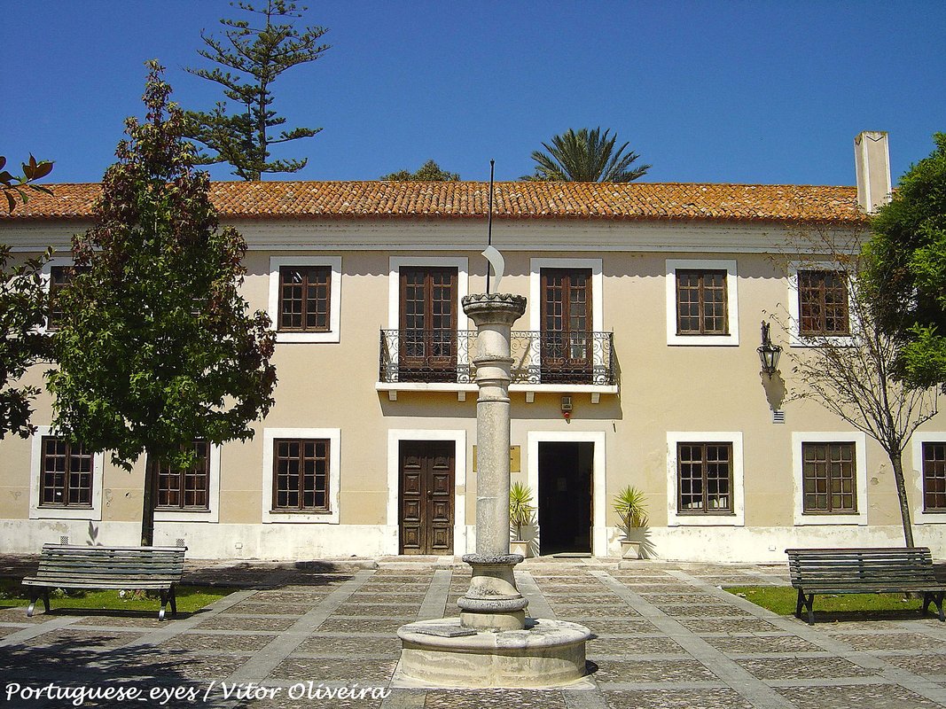 Pelourinho de Mira - Portugal (5744369030).jpg