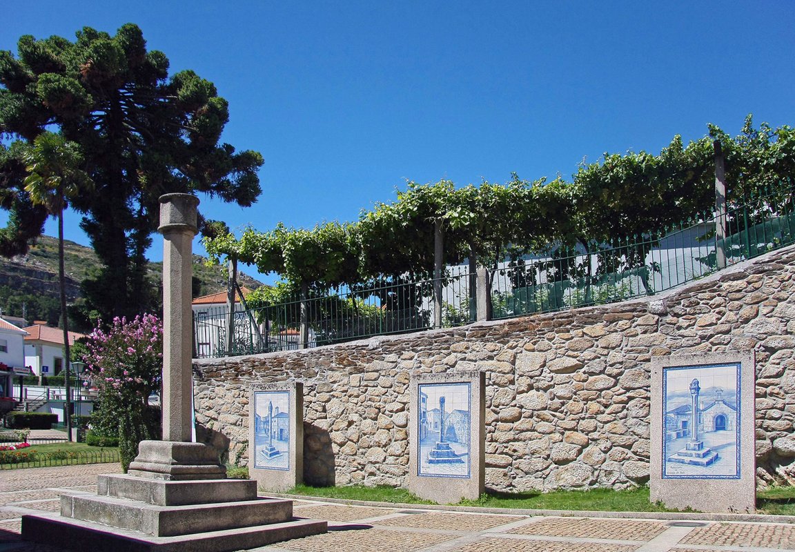 Pelourinho de Tabuaço - Portugal (38009305915).jpg