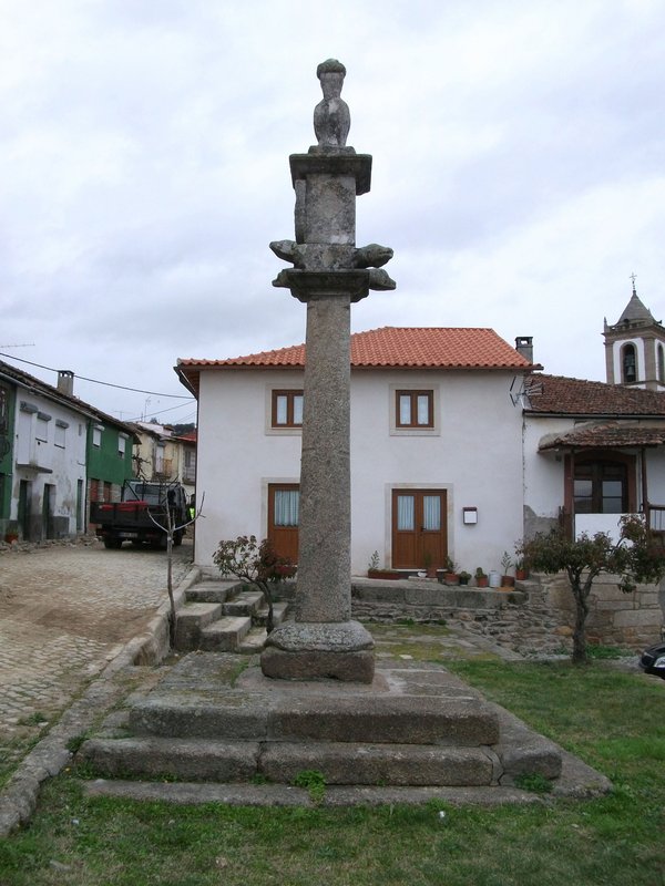 Pelourinho de Torre de Dona Chama Vista lateral.jpg