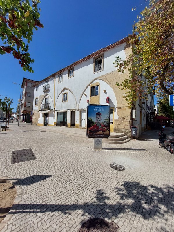 Perspetiva aproximada dos arcos ogivais embebidos dos antigos edifícios dos Estaus.jpg