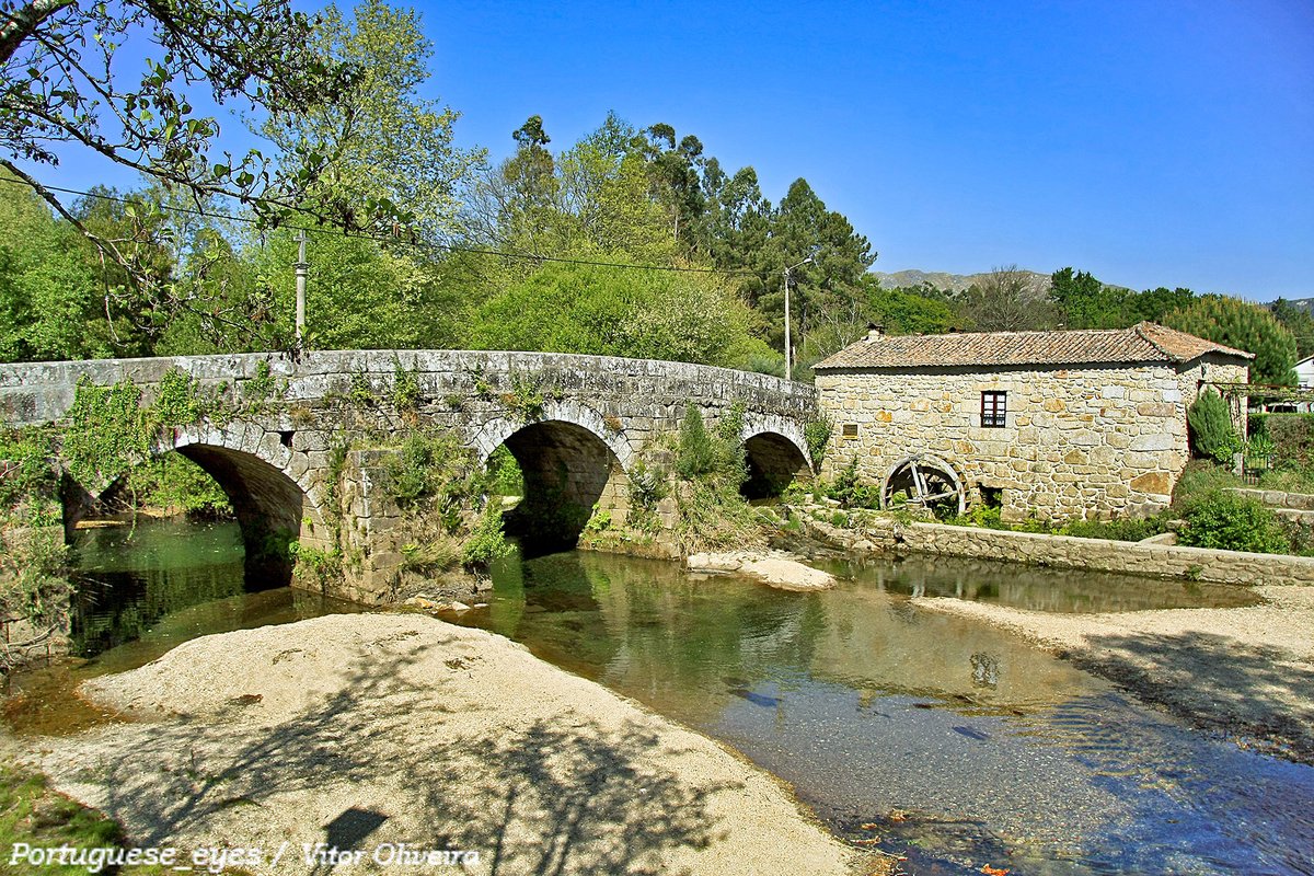 Praia Fluvial de Estorãos - Portugal (5042071010).jpg