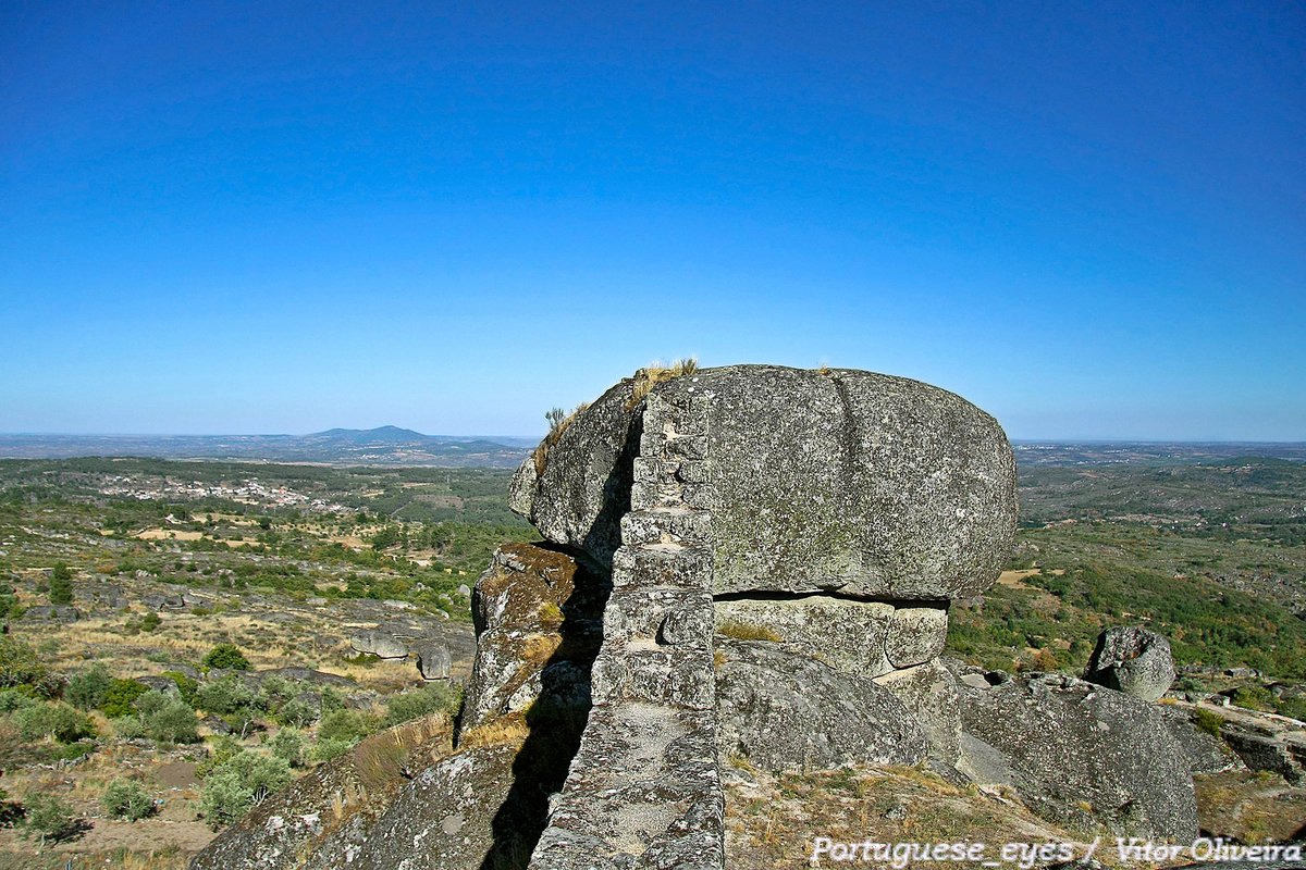 Ruínas do Castelo de Moreira de Rei - Portugal (5243754901).jpg