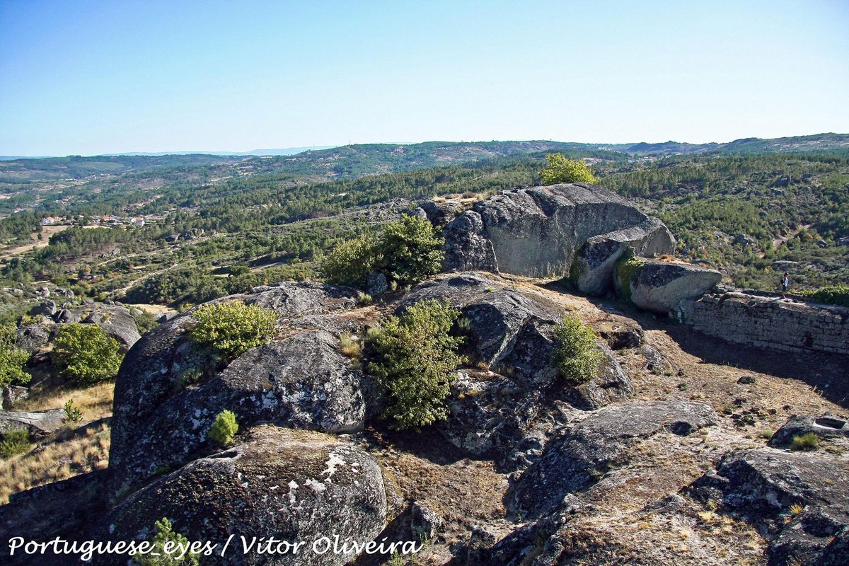Ruínas do Castelo de Moreira de Rei - Portugal (5856930079).jpg