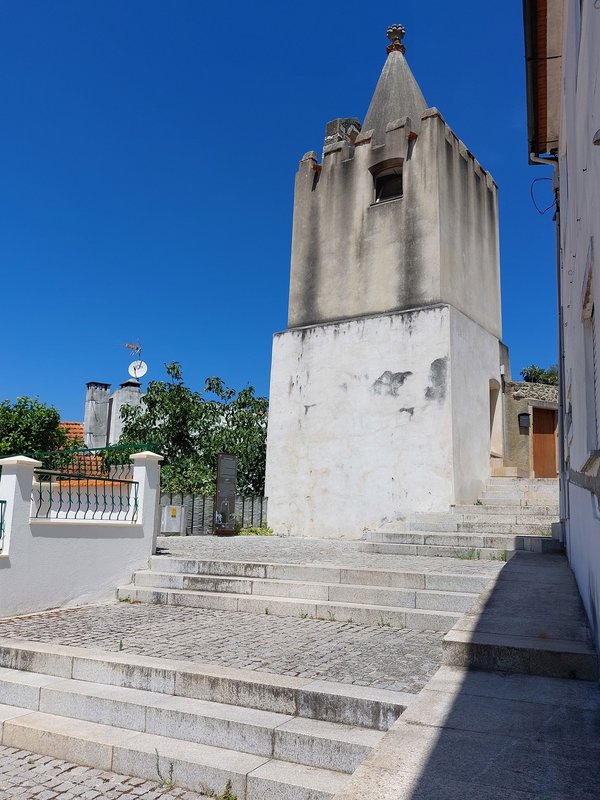 Torre do Relógio Velho vista da escadaria da Rua do Relógio Velho.jpg