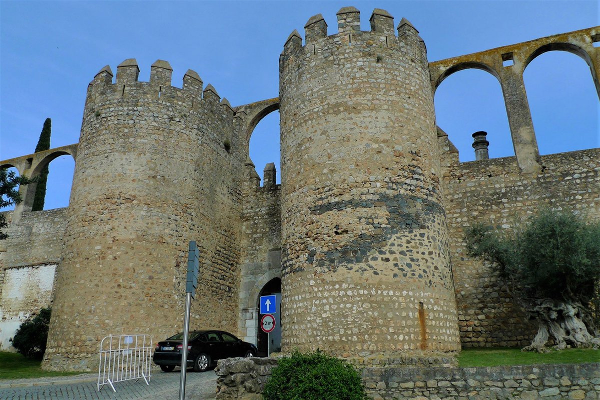 Uma das entradas das muralhas para a zona intramuros.jpg