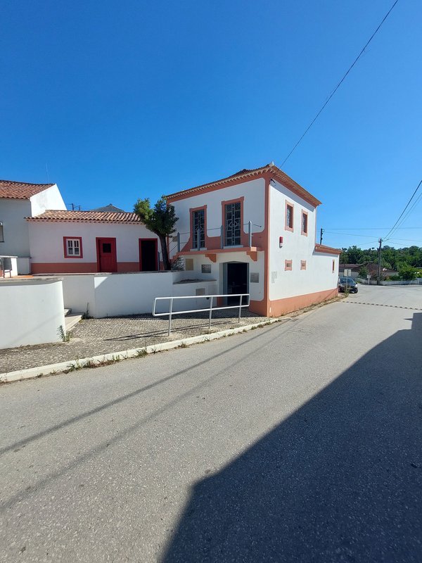 Vista alternativa da Casa de habitação à esquerda, e o palheiro adaptado a museu à direita, da Casa onde nasceu o General Humberto Delgado.jpg