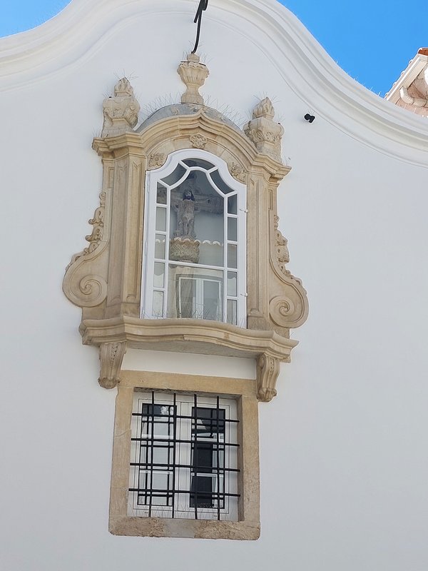 Vista aproximada para Oratório na fachada testeira da Igreja de São Nicolau.jpg