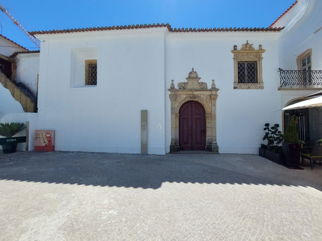 Vista para portal da Capela de Santa Iria, com janela manuelina à direita.jpg