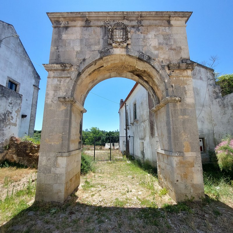 Vista próxima para arco da Igreja de Almoster e ruínas do respectivo claustro.jpg