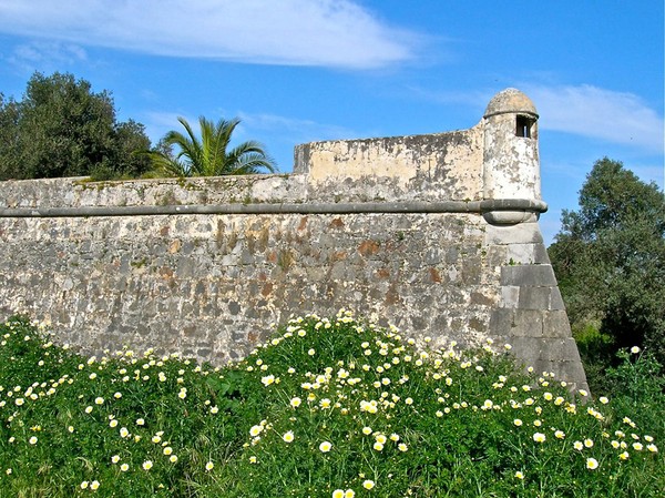 Algarve, Old Fort, Cabanas (3920925732).jpg