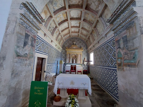 Ambos os frescos de Santo Ambrósio e de Santo Agostinho na Capela de Nossa Senhora da Conceição.jpg