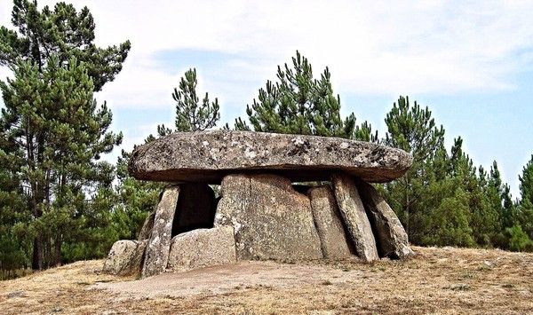 Anta ou Dolmen de Fiais da Telha (Portugal) (90618947).jpg