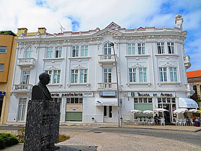 Conjunto  na Avenida Dr. António Lourenço Peixinho, 64 a 88