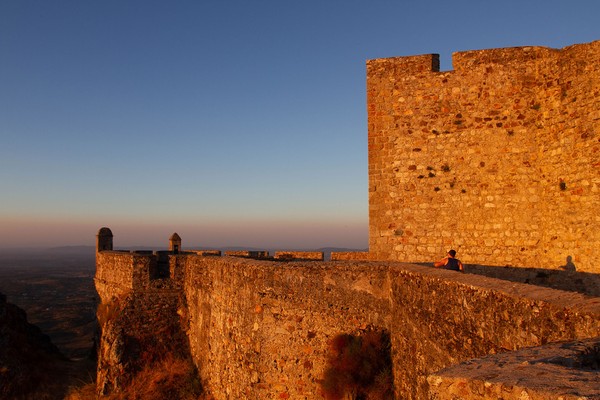 Castelo de Marvão - Muralhas ao por do sol.jpg