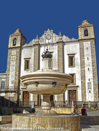 Chafariz da Praça do Giraldo e Igreja do Espírito Santo - Évora - Portugal (8278903690).jpg