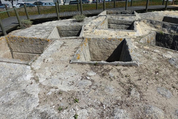 Conjunto de tanques cavados nos rochedos da Praia de Angeiras (3).jpg