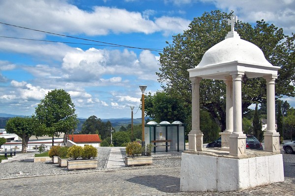 Cruzeiro Filipino de Maçãs de Dona Maria - Portugal (4120801066).jpg