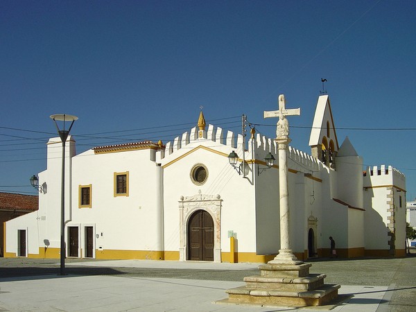 Cruzeiro e Igreja do Espírito Santo - Cabeço de Vide - Portugal (5936144663).jpg