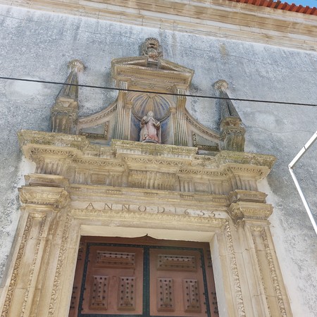 Detalhe na fachada do Convento de Nossa Senhora do Carmo de Tentúgal ou Convento de Nossa Senhora da Natividade 06.jpg