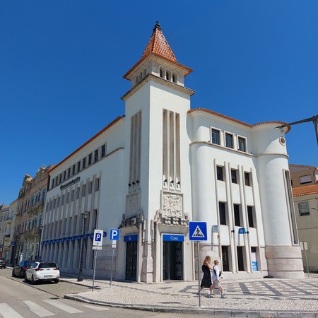 Enquadramento do Edifício da Caixa Geral de Depósitos da Figueira da Foz pela direita.jpg