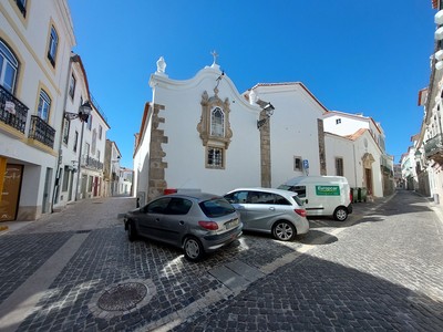 Oratório na fachada testeira da Igreja de São Nicolau