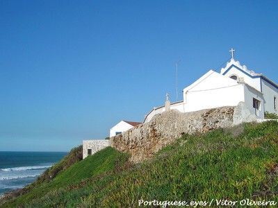 Ermida de São Julião, com o seu recheio artístico de azulejos, e o cruzeiro que lhe fica anexo Mafra