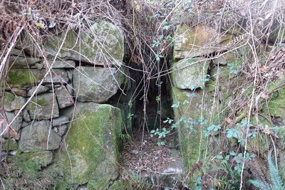 Restos de uma construção conhecida pelo nome de 'Forno dos Mouros'