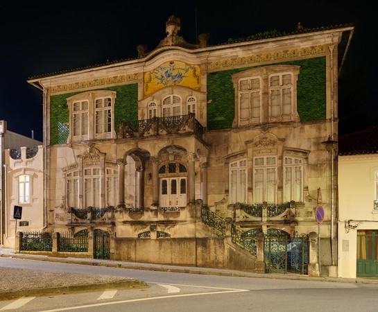 Fotografia noturna da casa Francisco Maria de Oliveira Simões.jpg