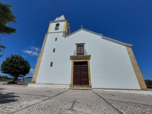 Frente da Igreja da freguesia do Beco a partir da direita.jpg