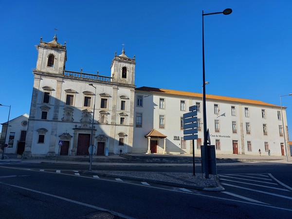 Frente da Igreja do Hospital de Santarém, denominada de Jesus Cristo ao nascer do sol.jpg