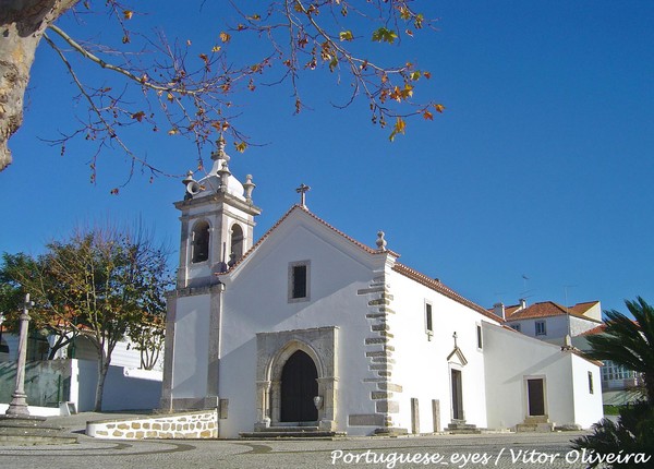 Igreja Matriz de Cheleiros - Portugal (8102830265).jpg